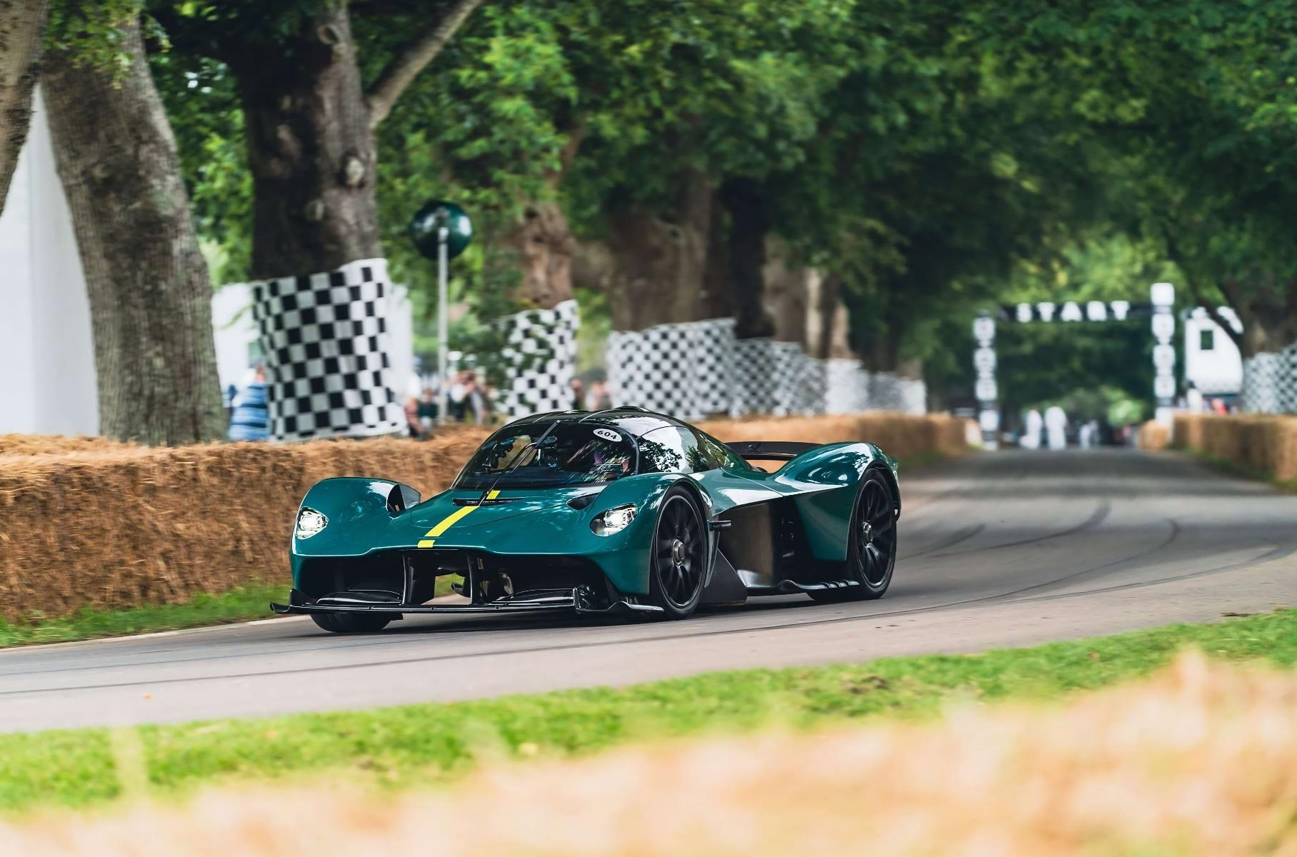 Aston Martin Valkyrie синего цвета