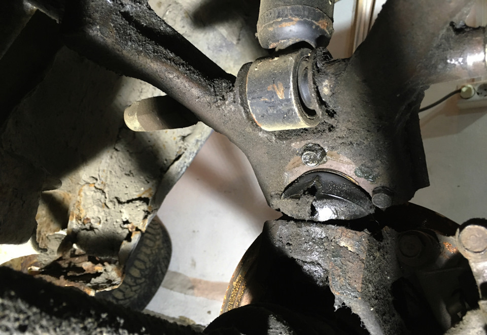 Здесь видно как реализован рычаг и что пыльник шаровой вскрылся, не выдержав тяжести бытия — Toyota Crown Wagon (S120)