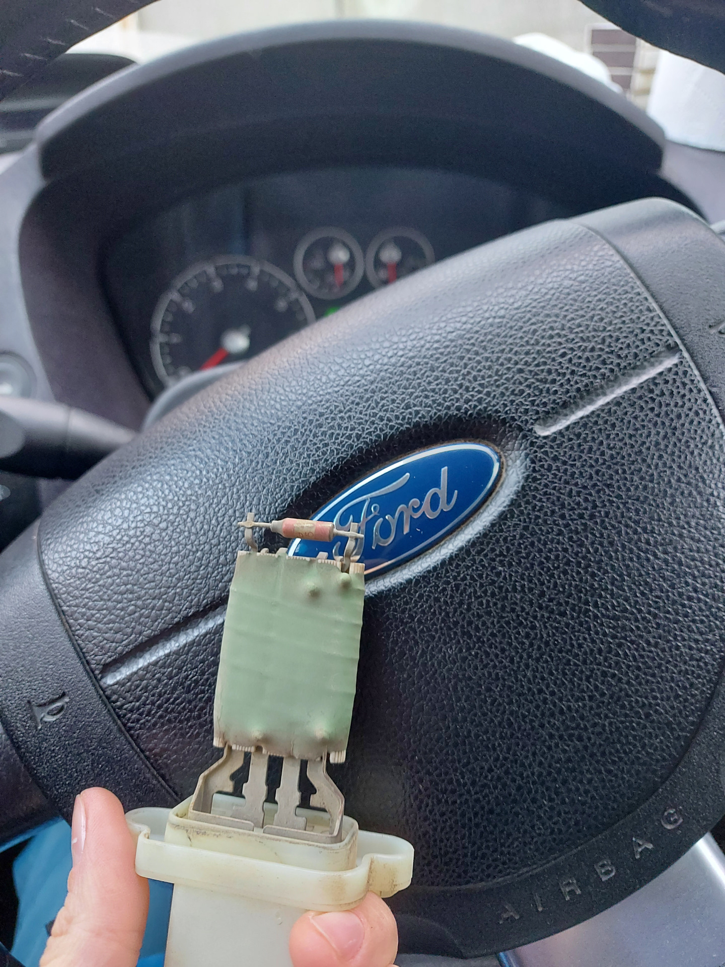 Замена резистора вентилятора печки — Ford Fusion, 1,6 л, 2008 года ...