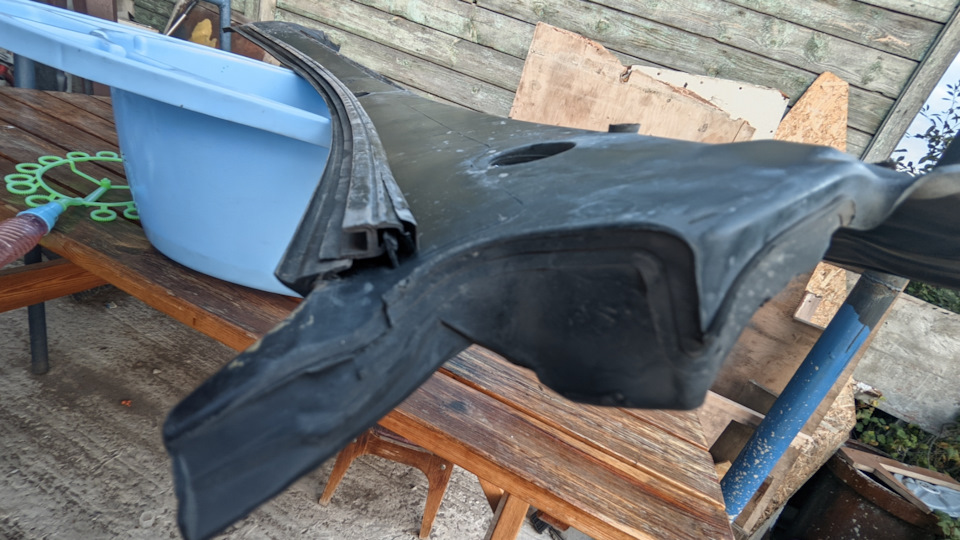 Нижний молдинг лобового стекла — Ford Focus Sedan II, 1,6 л, 2011 года ...