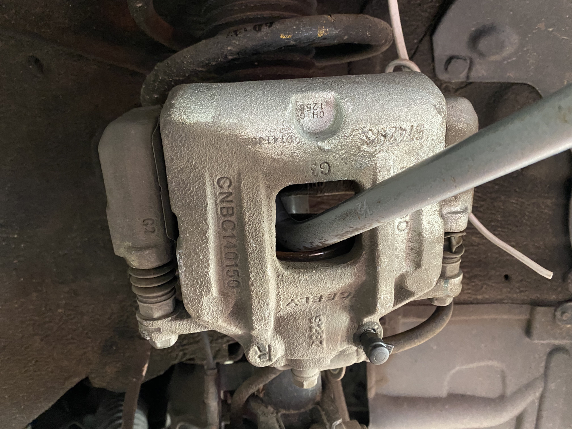 34. Передние тормоза — замена — Geely Emgrand X7, 2 л, 2020 года ...