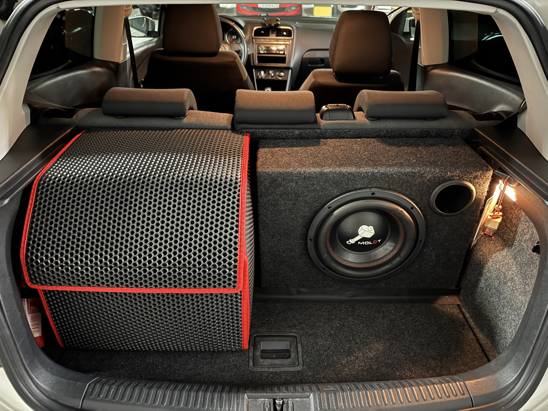 Сабвуфер. Органайзер в багажник. — Volkswagen Polo Hatchback Mk5, 1,2 л ...
