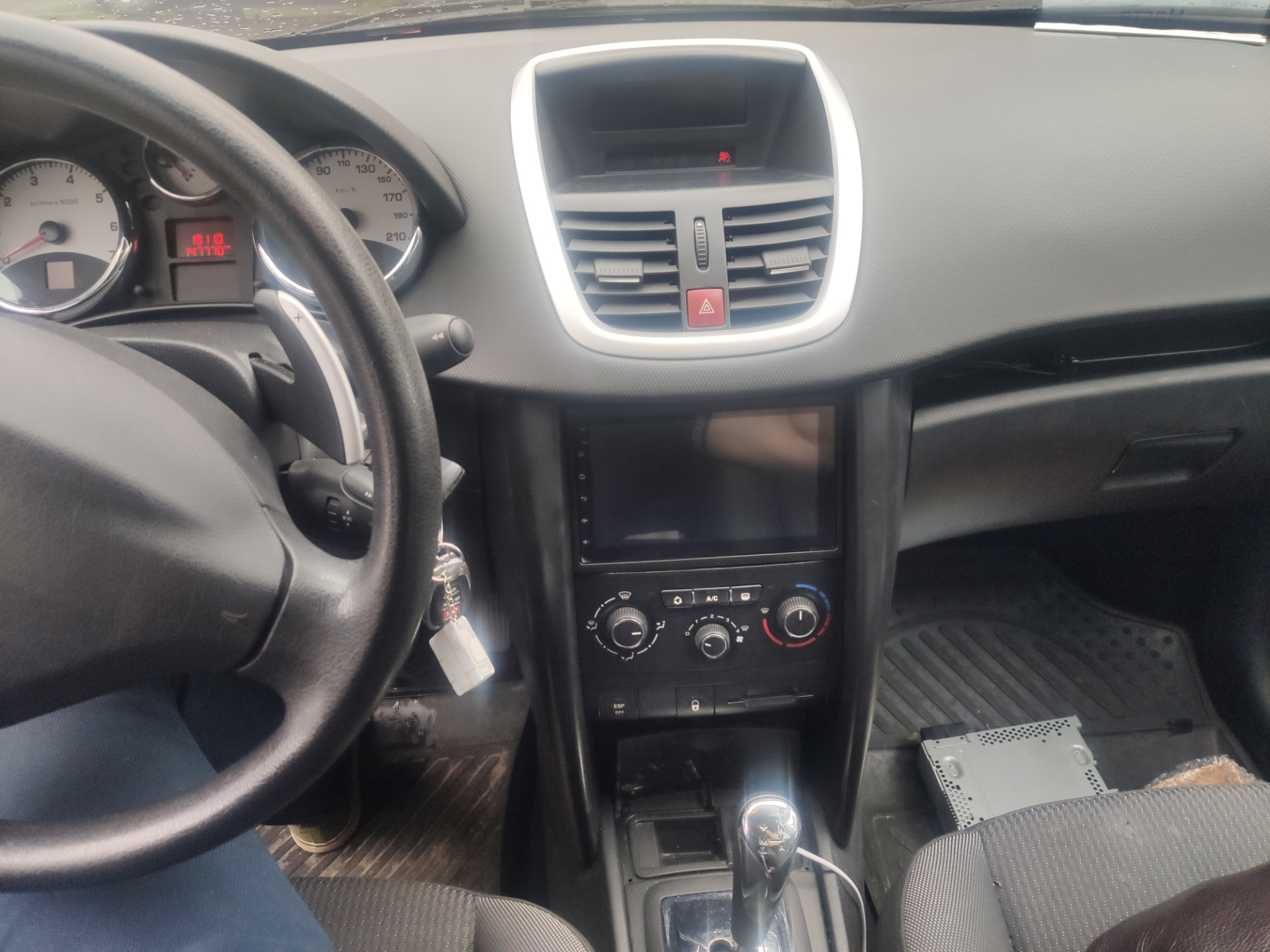 Магнитола пежо 207. Магнитола пежо 207 андроид. Magnitola peugeot 206. Штатная магнитола пежо 207. Установка магнитолы пежо 207.