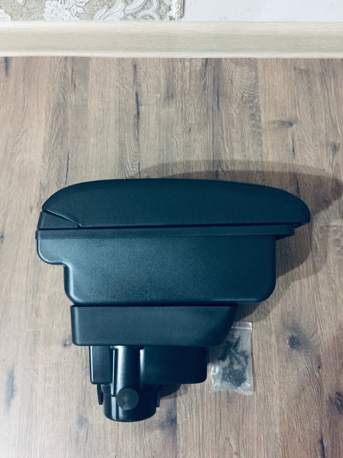 Подлокотник — Opel Corsa D, 1,4 л, 2013 года | аксессуары | DRIVE2