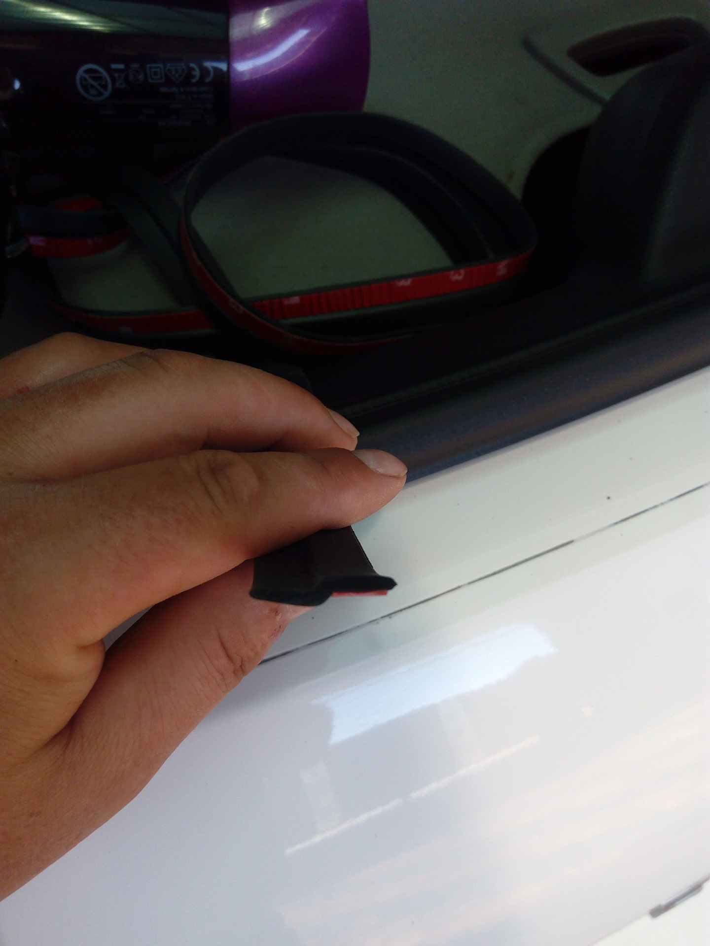 Peugeot 308 уплотнитель стекла заднего багажника. Уплотнитель лобового стекла пежо 308. 2110-8212738 уплотнитель жабо. Уплотнитель капота пежо 308. Пежо 5008 2021 уплотнитель лобового стекла.