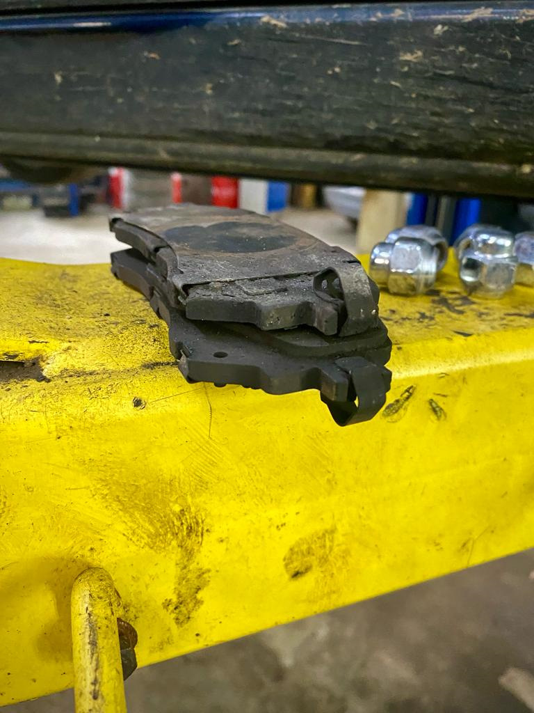 Износ колодок на фото… оригинальные колодки скатались в ноль за 30т.км, хотя еще хороший результат! — Mazda 6 (3G) GJ