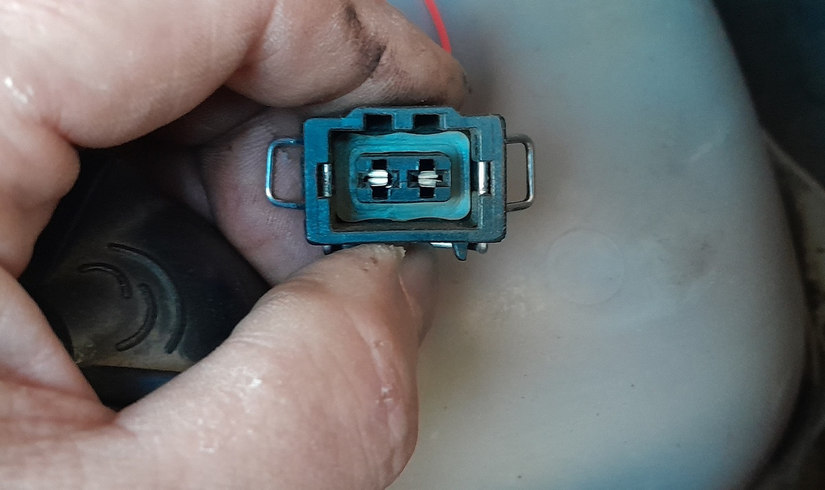 Датчик на расширительном бачке. — Volkswagen Transporter T3, 1,9 л ...