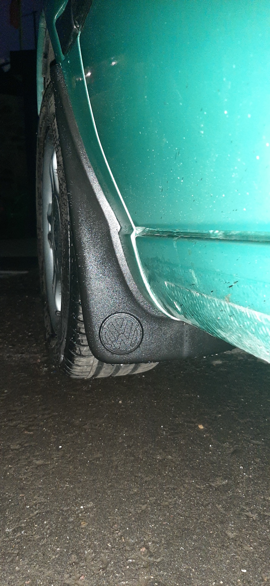 Установка передних брызговиков — Volkswagen Golf Mk3, 1,6 л, 1995 года ...