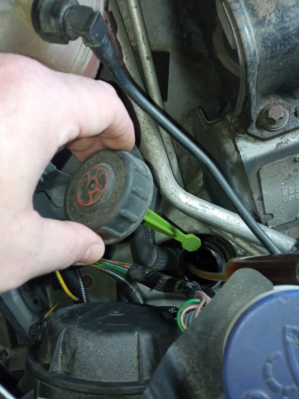 Замена жидкости в электрогидравлическом усилителе руля (ЭГУР) — Peugeot ...