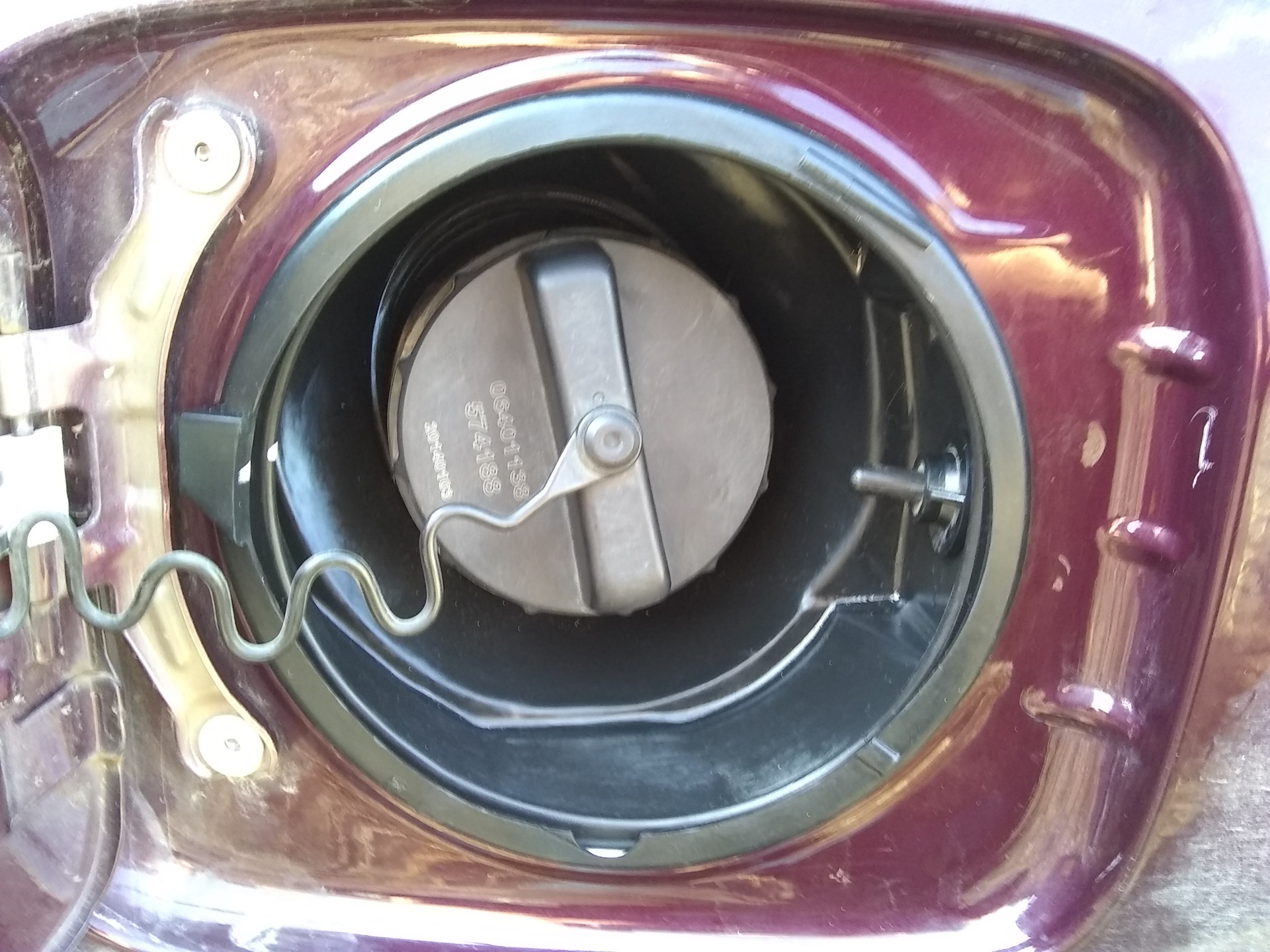 Как снять крышку заливной Пыльник горловины бензобака - Geely Emgrand EC7 FE-1, 1,8 л, 2014 года своими ру