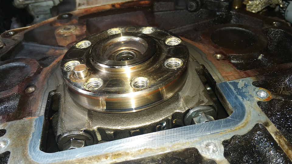 Потек новый задний сальник коленвала — Ford Transit (6G), 2,4 л, 2000 ...