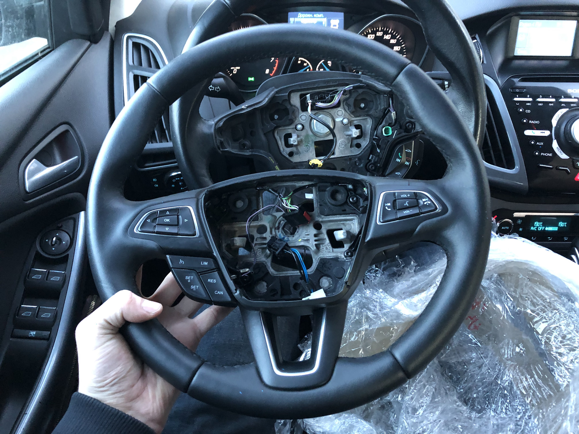 Подогрев руля форд фокус 3. Фокус 3 подогрев руля. Кнопка обогрева руля форд фокус 3. Фокус 3 подогрев руля. Руль форд фокус 3 рестайлинг.