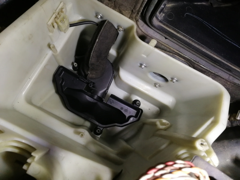 Новый моторчик вентилятора охлаждения блока управления двигателя. — BMW ...