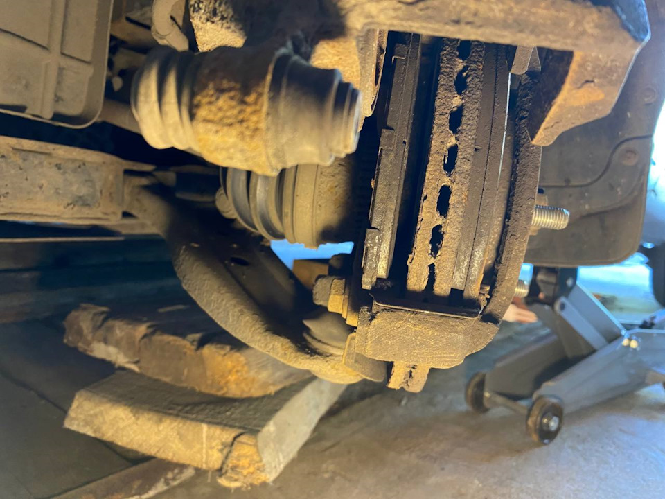 Замена тормозных дисков и колодок, пыльник шруса течёт, барабан в ...