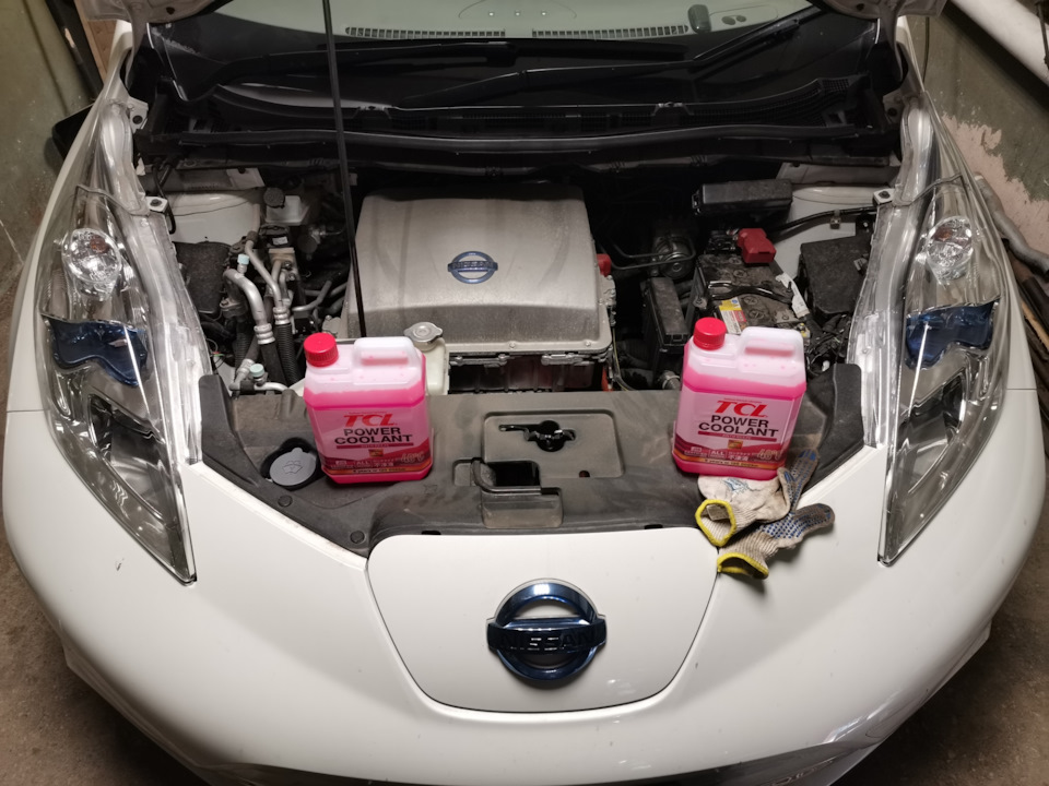 Первое. Замена антифриза AZE0 — Nissan Leaf (1G), 2013 года ...