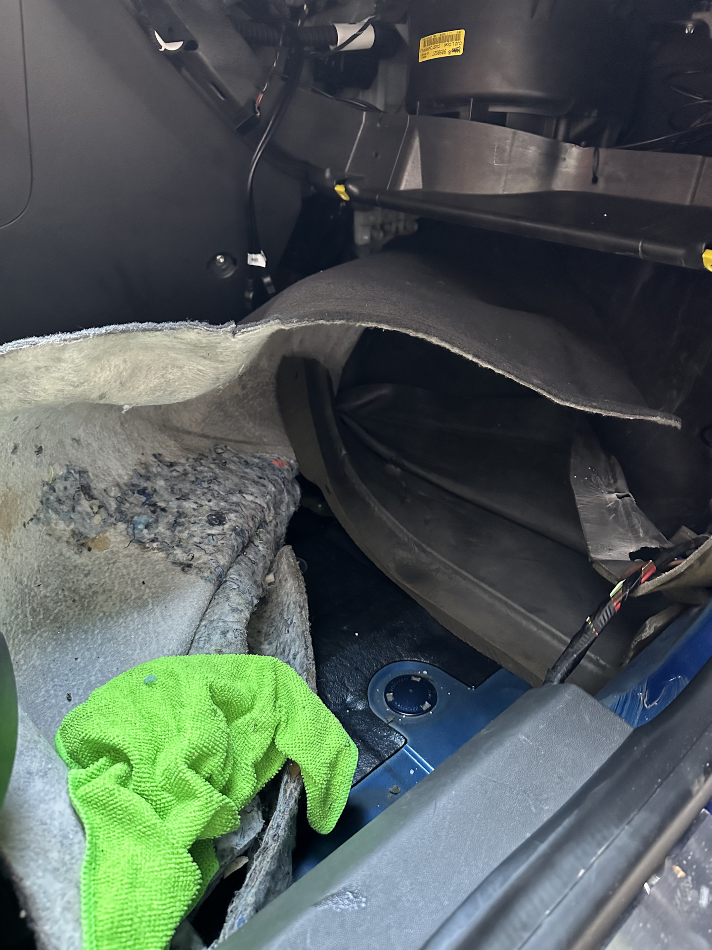 С пассажирской стороны. С пассажирской стороны. С пассажирской стороны. Ваз 2110 текёт в салон вода из под панели справа. Вода под ковриком пассажира волга 3110.