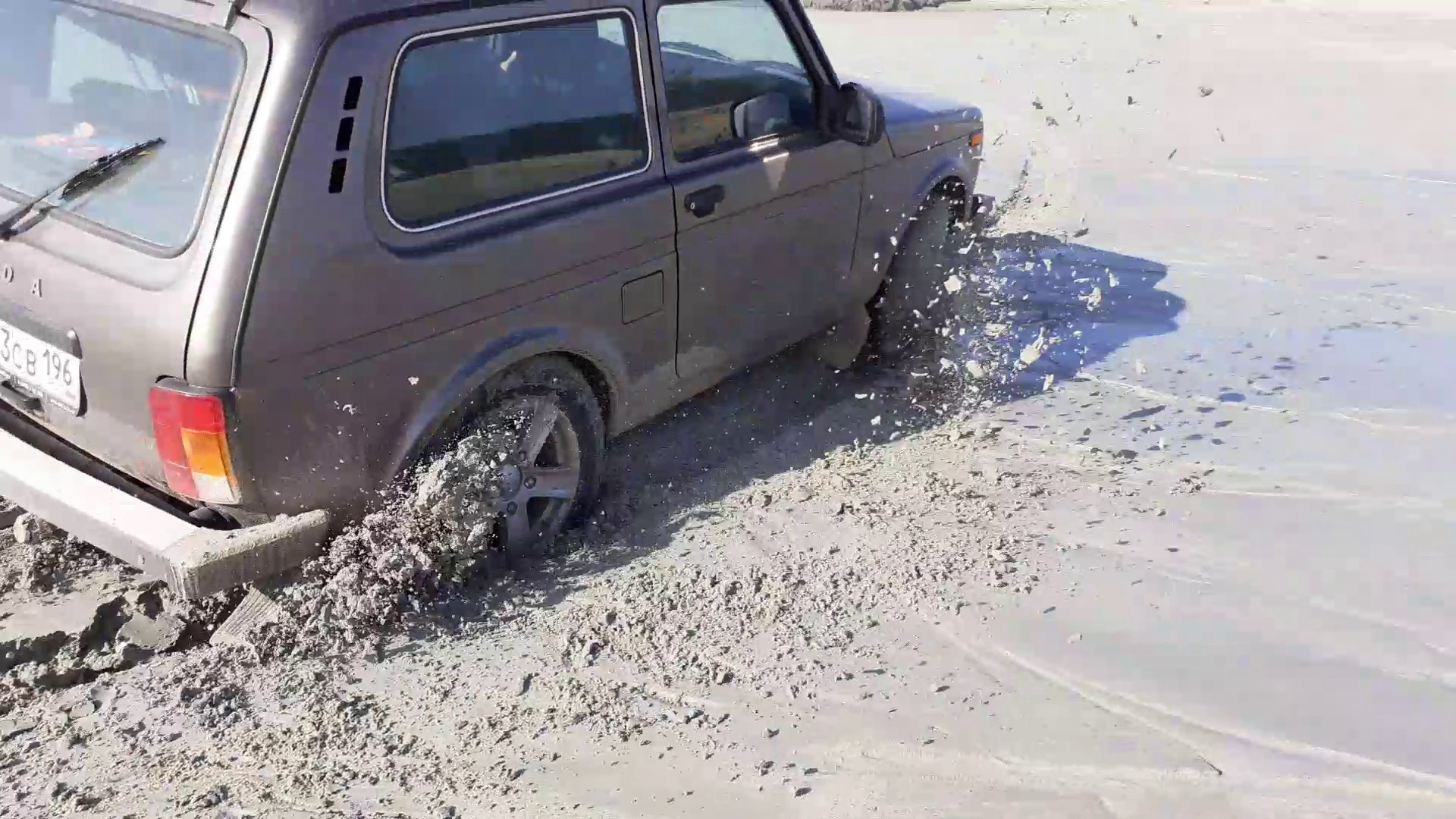 Нива роет песок. Или песчаный карьер и 2 человека. — Lada 4x4 3D, 1,7 л,  2020 года | покатушки | DRIVE2