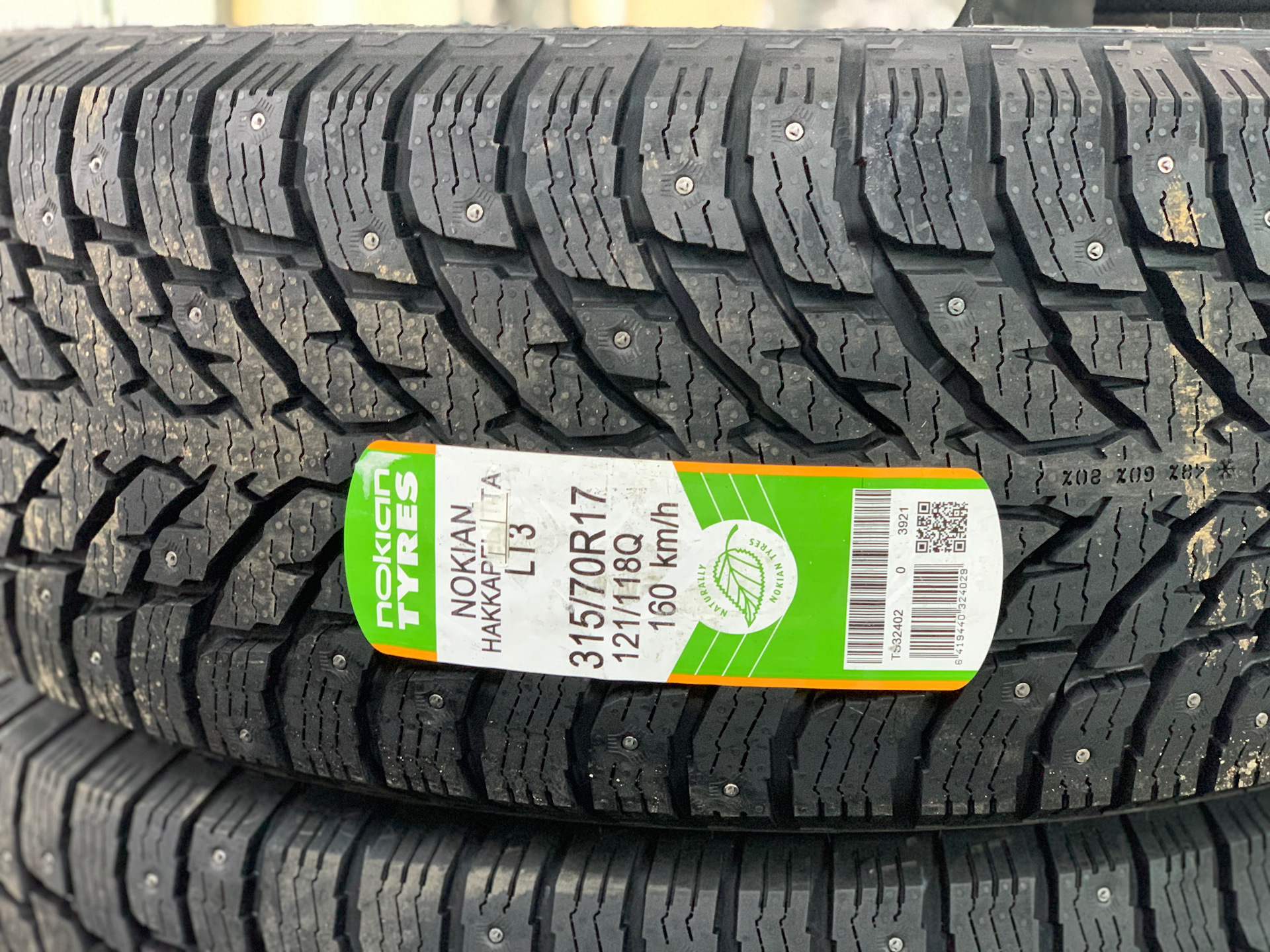 Nokian tyres r16. Нокиан хакапелита лт3. Nokian Tyres Hakkapeliitta lt3. Nokian 315/70 r17 Hakkapeliitta lt3 шип. 315 70 17 Nokian Hakkapeliitta lt 3.