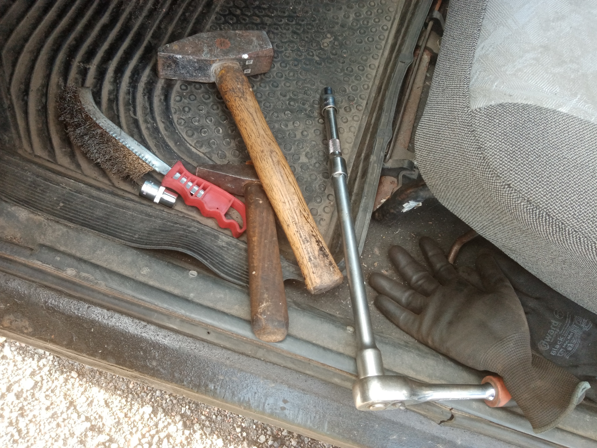 Устранение люфта на нижней петле левой передней двери — нарезка резьбы ...