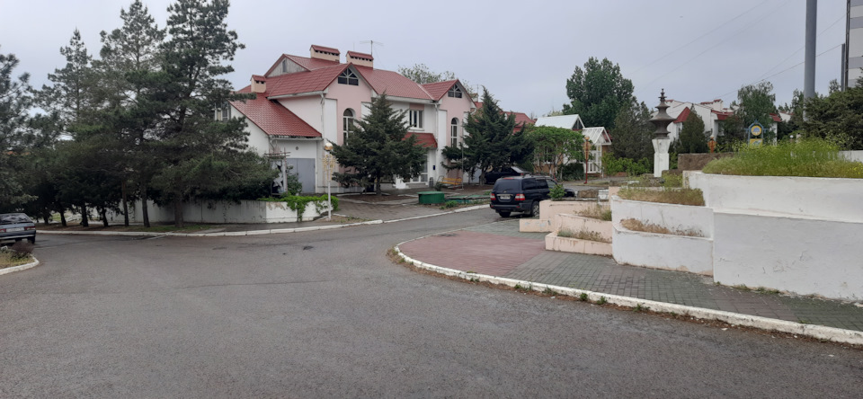 Люди, конечно, здесь живут, но улицы выглядят покинутыми. — Jeep Cherokee (KL)