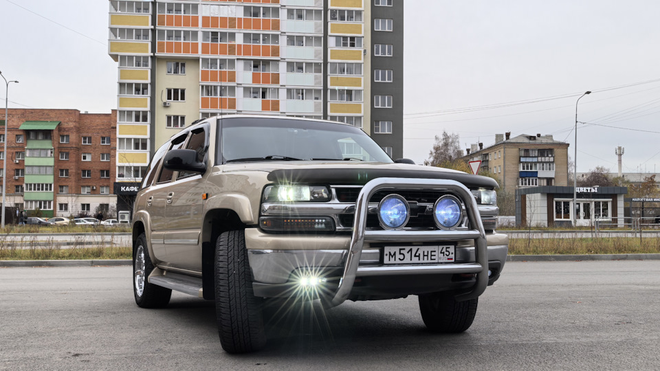 Chevrolet Tahoe Золотой