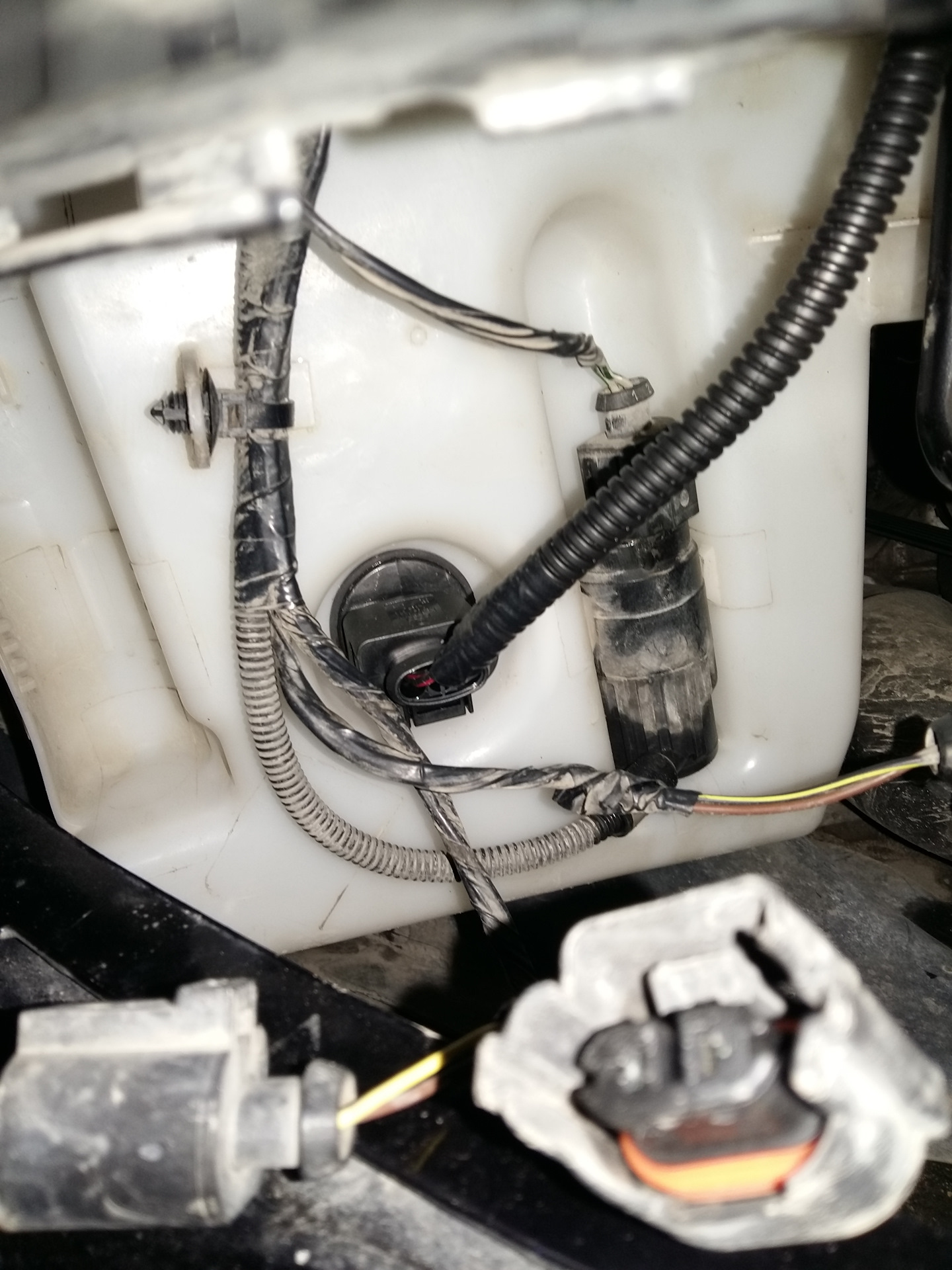 установка датчика уровня омывающей жидкости - Skoda Octavia A4 Mk1, 1,4 л, 2006 