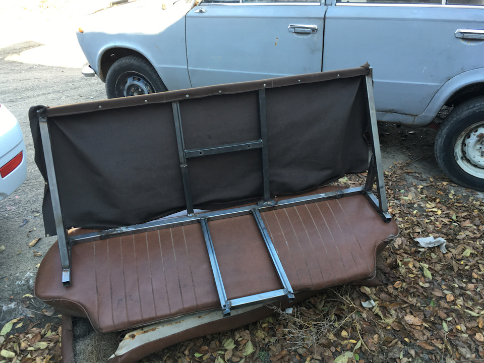 Передний диван в авто