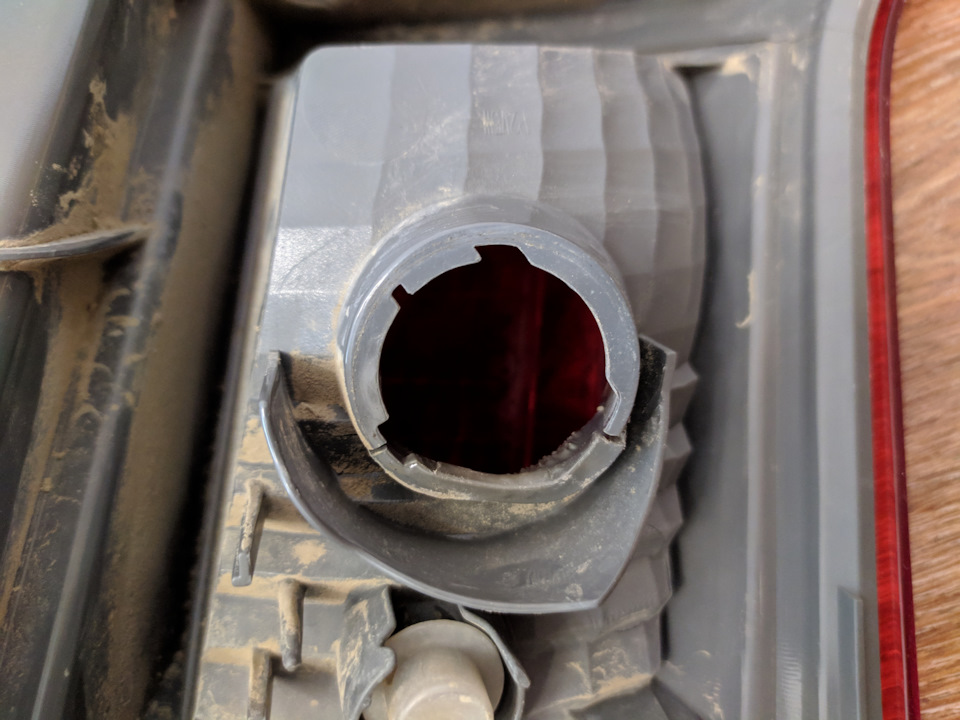 Ремонт патрона в заднем фонаре и замена ламп — Honda CR-V (RE), 2,4 л ...