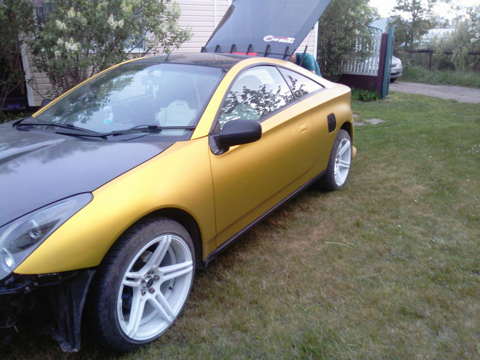 В процессе, что сказать… Какой-то тип вытаскивает из моего багажника мясо и пивасик)) Ну отдыхать тоже надо, не смотря ни на что! — Toyota Celica (230)