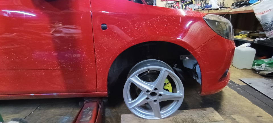 Примерка дисков и подготовка к мовилю — Skoda Fabia Mk2, 1,4 л, 2012 ...