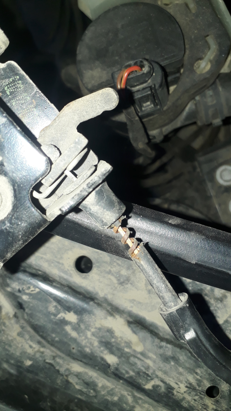 Заклинил тросик капота w212 — Mercedes-Benz E-Class (W212), 1,8 л, 2010 ...