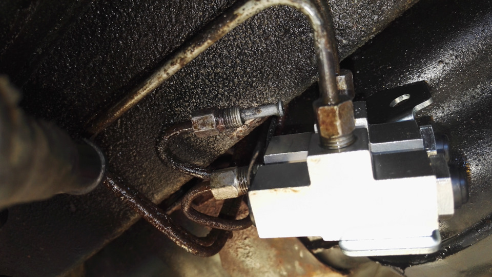 Меняем распределитель тормозных усилий (колдун) задних тормозов ...