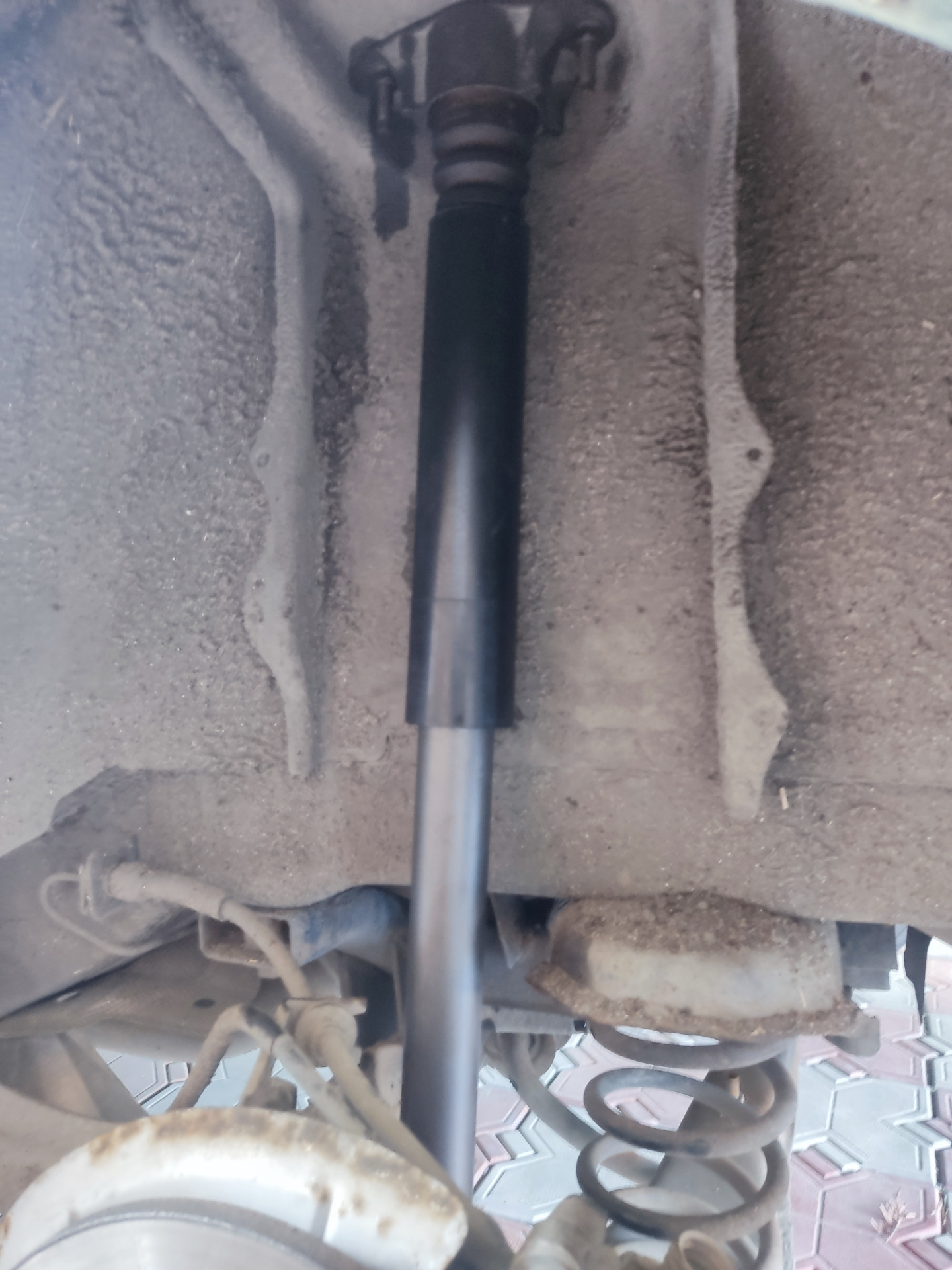 Задние амортизаторы — Mazda 3 (2G) BL, 2 л, 2009 года | своими руками ...