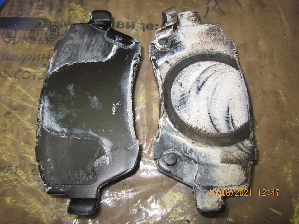 Тыльная сторона колодок: слева наружная колодка, справа внутренняя. Паста, оказавшаяся внутри поршня, сохранила практически первоначальную консистенцию — Lada Vesta SW (1G)