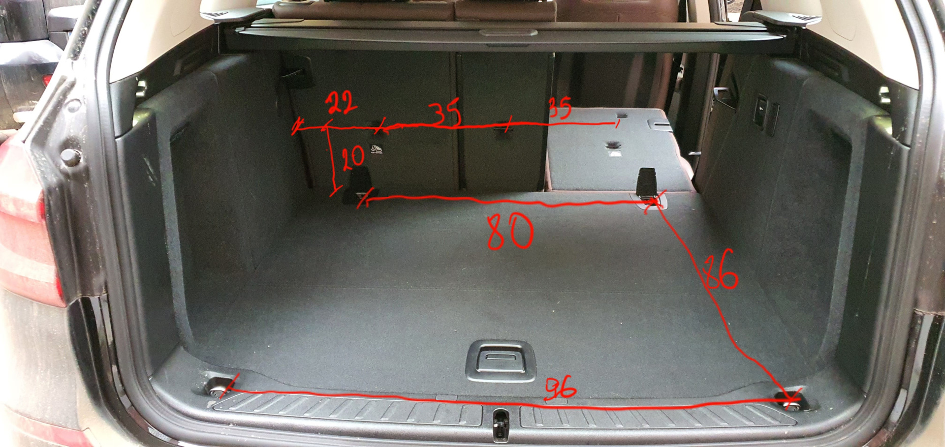 Ширина багажника БМВ ф11. Размер багажника БМВ х3 f25. Размеры багажника х3. Tahoe размер багажника.
