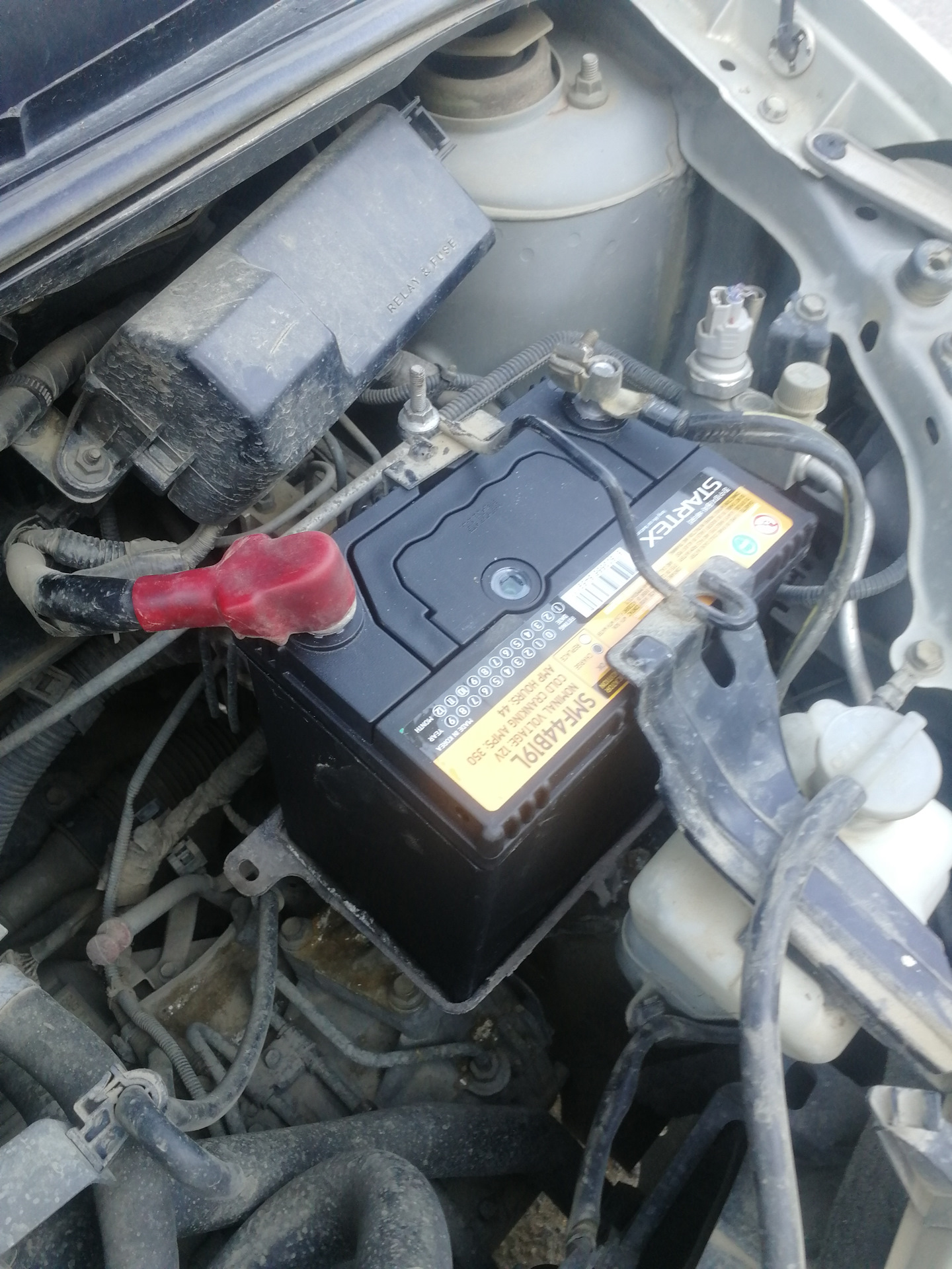 Toyota passo аккумулятор. Пассо аккумулятор какой. Аккумулятор на тойоту пассо 1,3. Тойота пассо 2009 аккумулятор. Пассо аккумулятор какой.