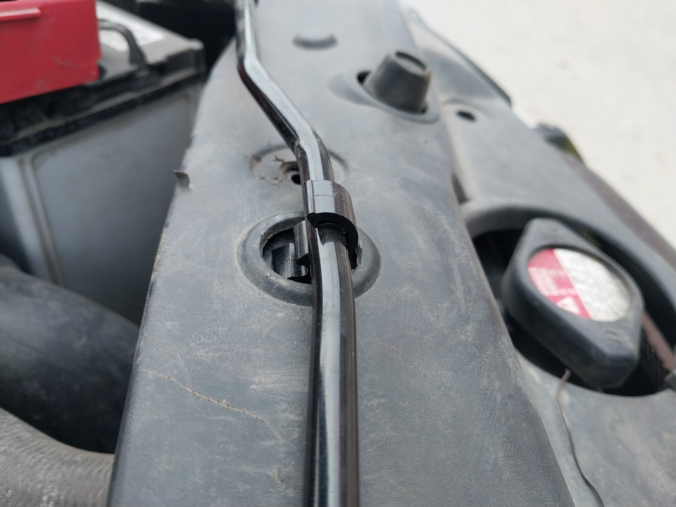 Держатель упора капота — Honda Civic Hatchback (8G), 1,8 л, 2008 года ...