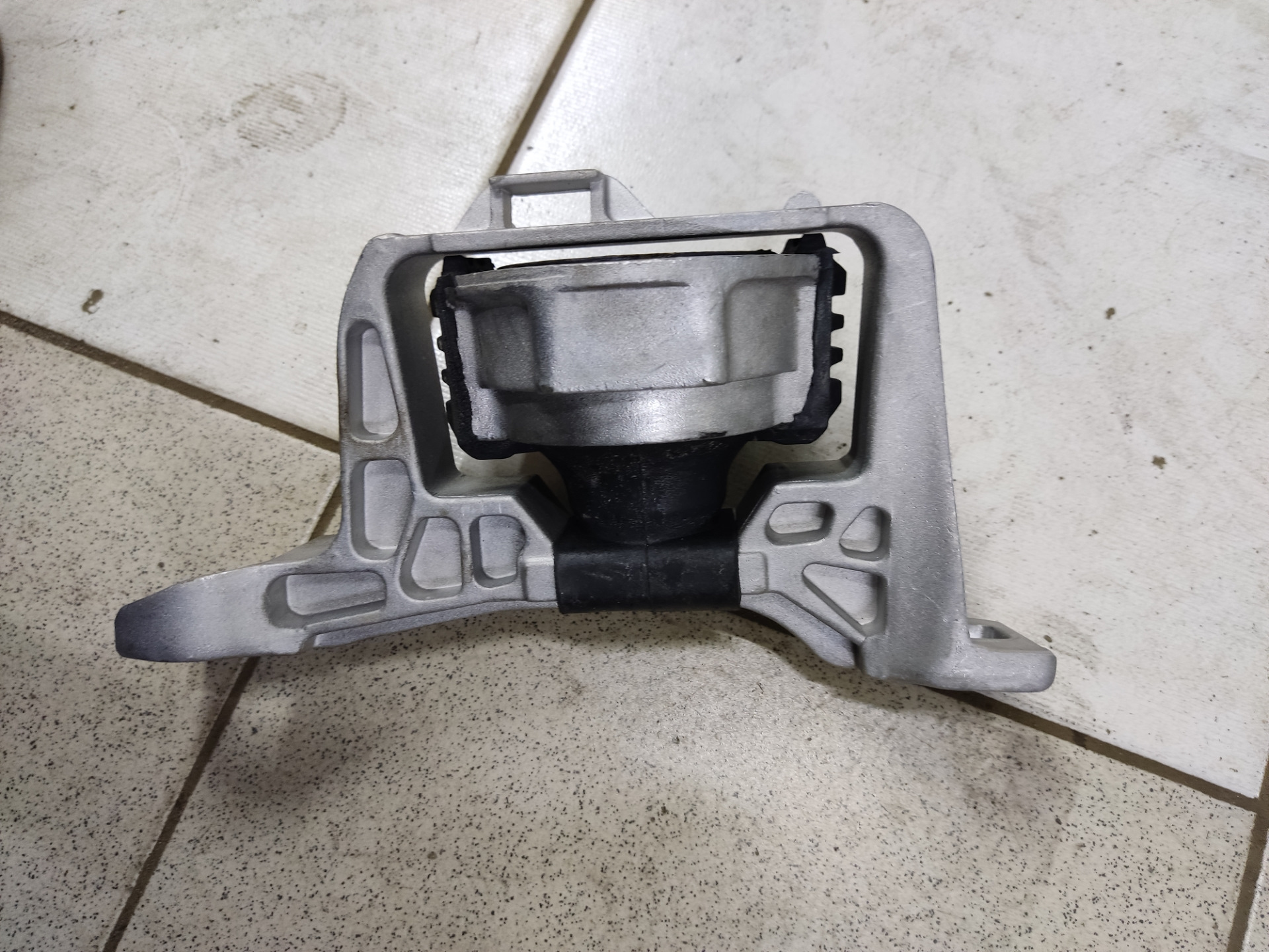 Замена правой опоры двигателя и опоры кпп. — Ford Focus II Sedan, 2 л ...