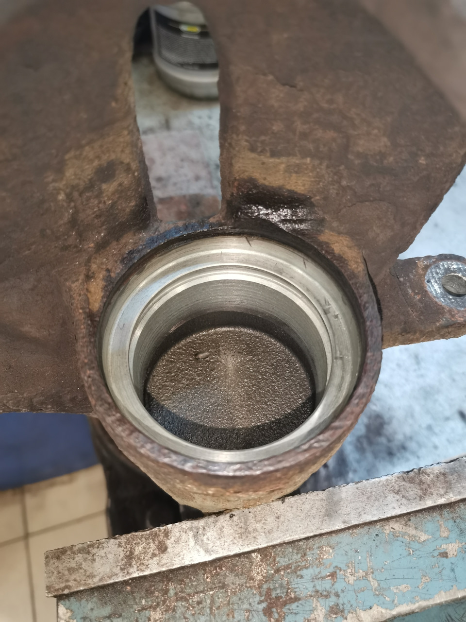 Замена пыльника переднего тормозного суппорта — Citroen DS3, 1,6 л ...