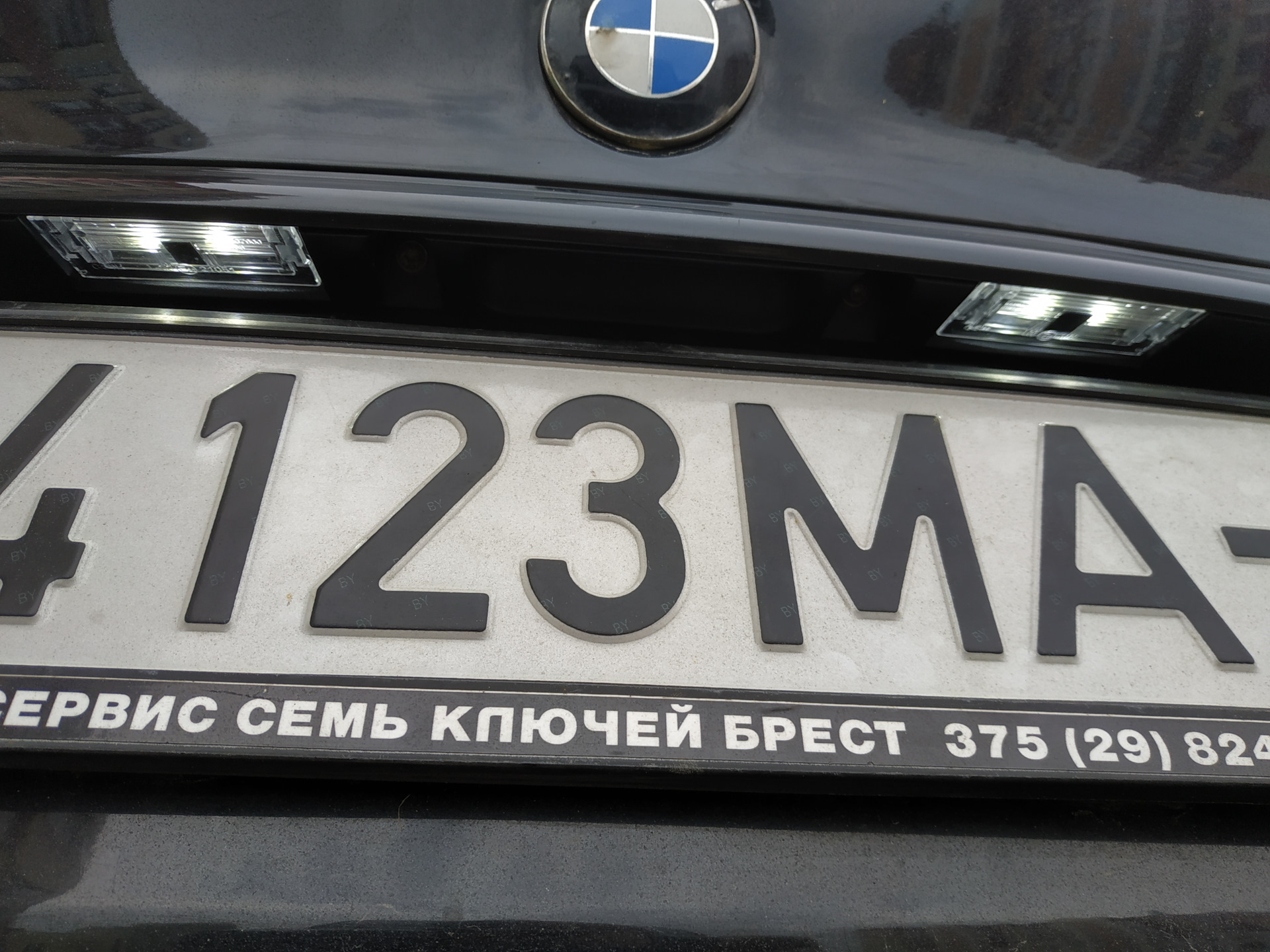 Номер до. Подсветка номера BMW e46. Красивые номера на БМВ. Сувенирные номера BMW. Красивые номера на БМВ м5