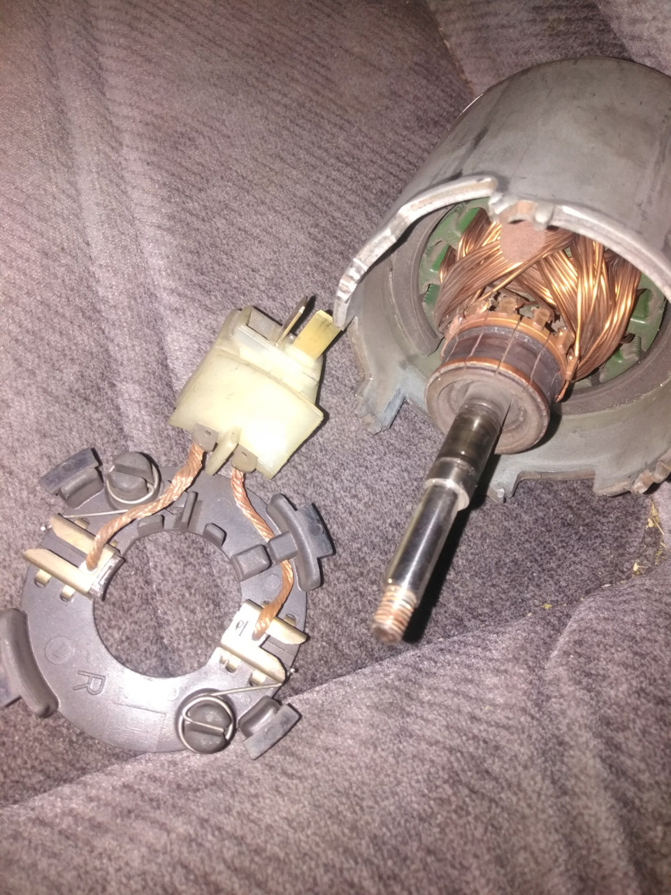 Замена щеток на электродвигателе отопителя салона — Nissan Cefiro (A32 ...