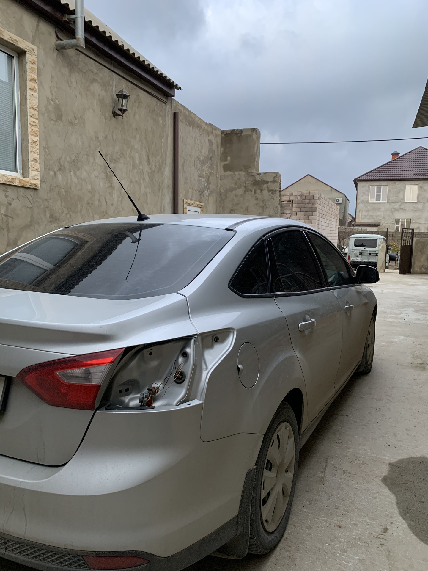 Замена лампочки стоп-сигнала — Ford Focus III Sedan, 1,6 л, 2012 года ...