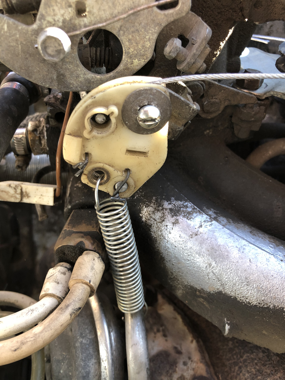 Привод карбюратора. Мех привод второй камеры дааз 2107. Тяга карбюратора 2106. Трос газа 2106 карбюратор. Привод карбюратора.