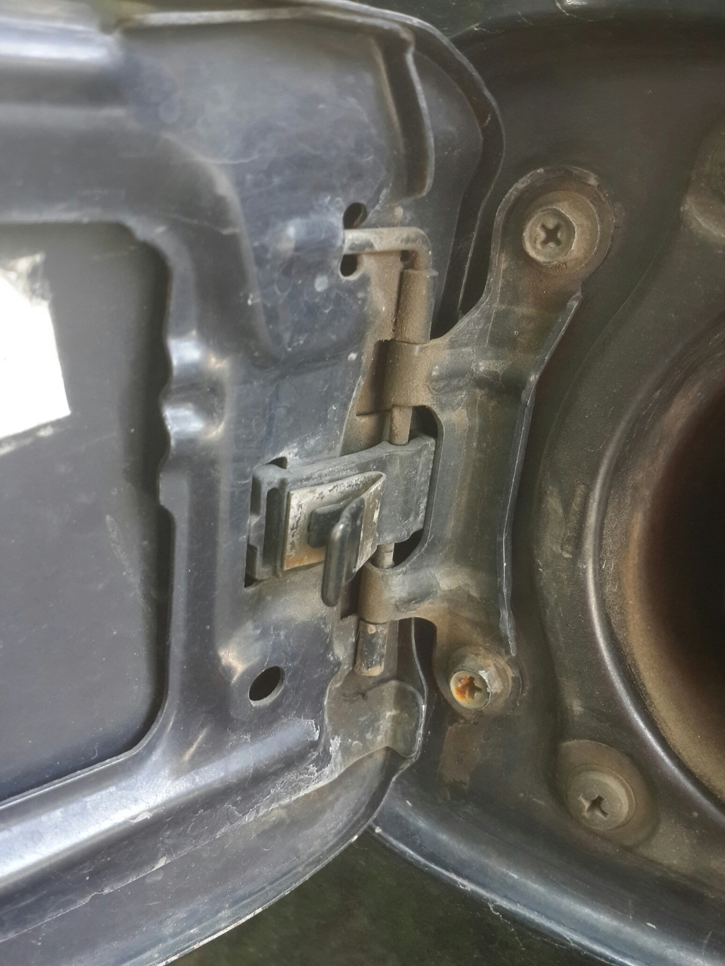 Volvo s70 лючок бензобака. Форд скорпио крышка бензобака. Люк бензобака нива 21214. Камри 70 лючок бака. 31265160 петля лючка бензобака volvo.