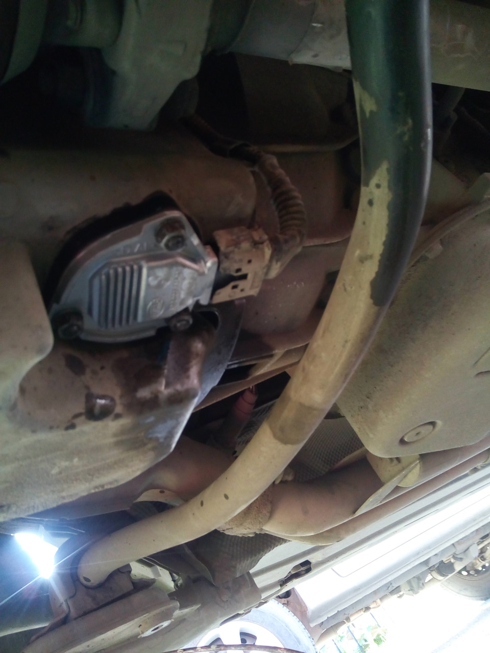 Zamena Datchika Urovnya Masla Viskomufty Pompy Rolikov I Remnej Navesnogo Ustranenie Protechki Rasshiritelnogo Bachka Bmw X5 3 0 L 2004 Goda Na Drive2