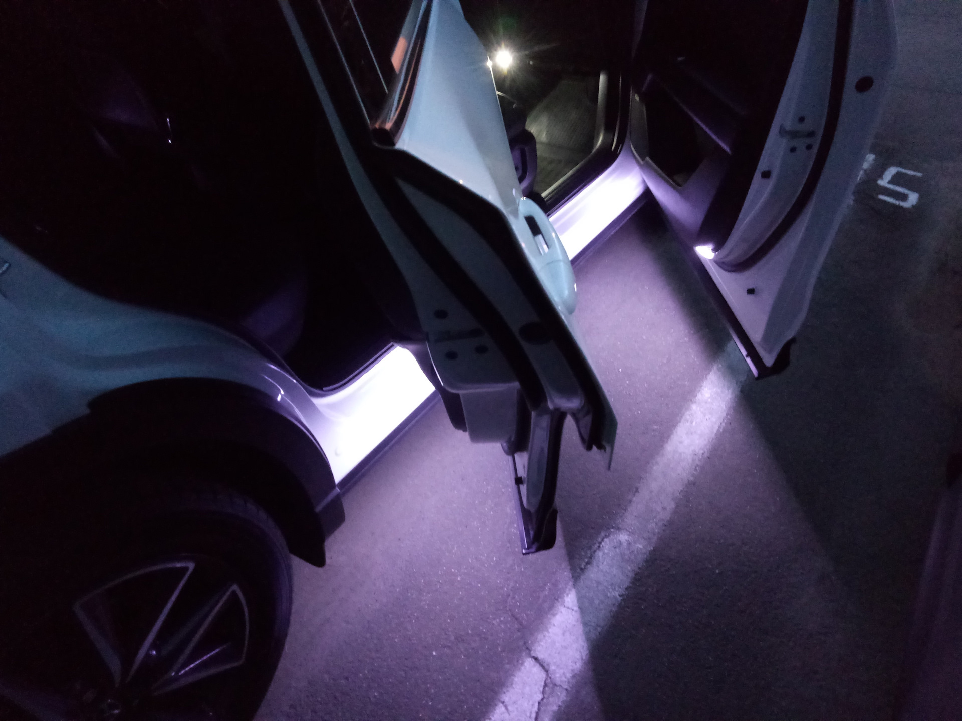 Подсветка мазда сх5. Мазда СХ 5 подсветка в двери. Подсветка дверей Mazda CX-5. Подсветка ног Mazda CX-5. Подсветка дверей cx5.