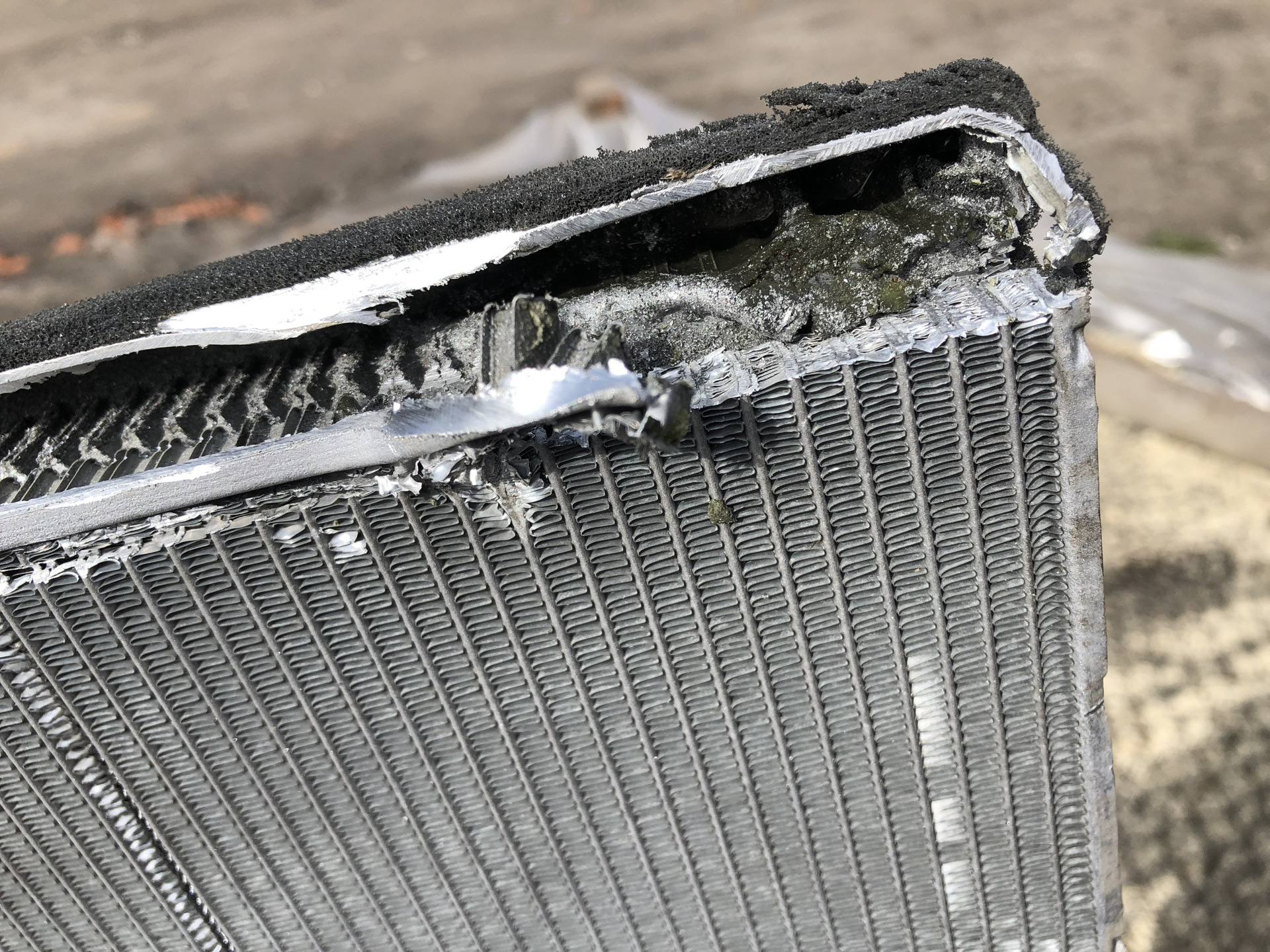 Пробит радиатор охлаждения. Лопнул радиатор охлаждения причины. Пробил радиатор охлаждения. Потёк радиатор охлаждения. Пробитый радиатор автомобиля.