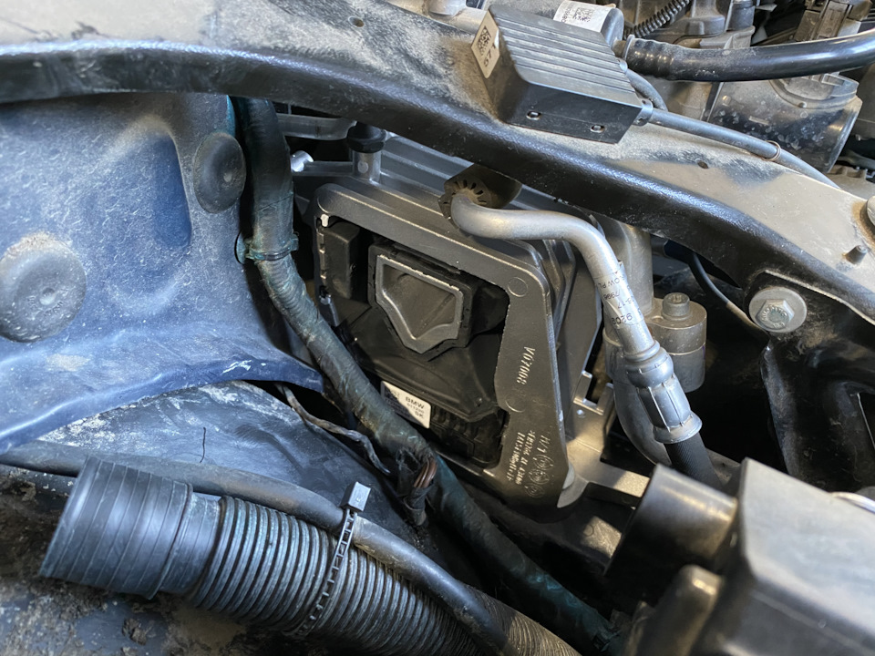 И вот уже новенькая 22118835572, на этом этапе ещё не знал что кое в чём она поможет — BMW 2 series Active Tourer (F45). Запчасти на фото: 22118835572