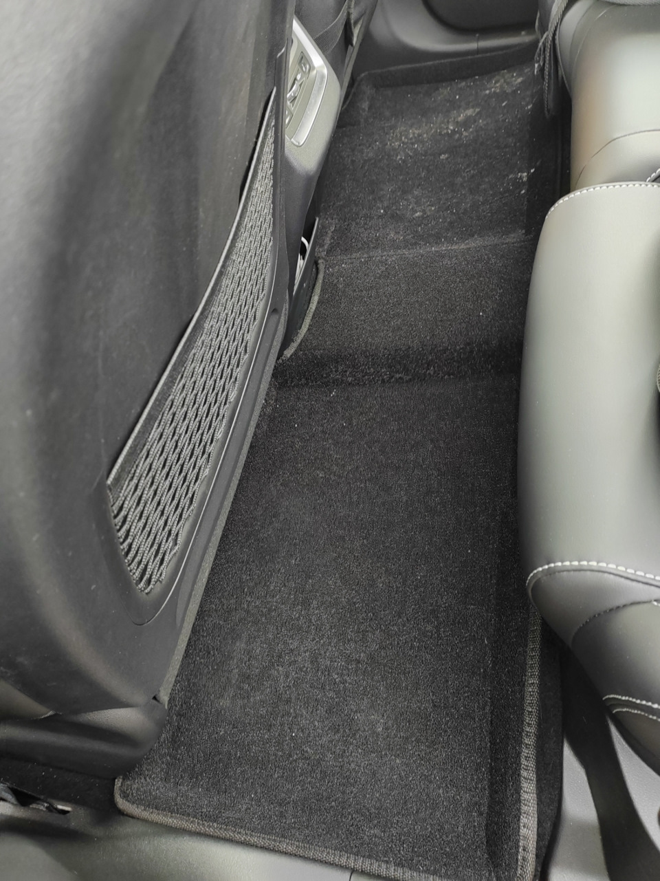 Оклейка пленкой и установка сетки решетки радиатора — Geely Atlas Pro ...