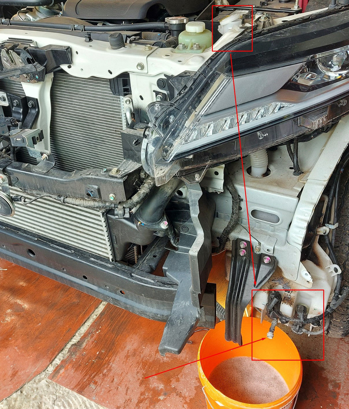 Установка ДХО "Philips LED daylight 9" на Pajero 4 (2007г.в.). Снятие переднего 